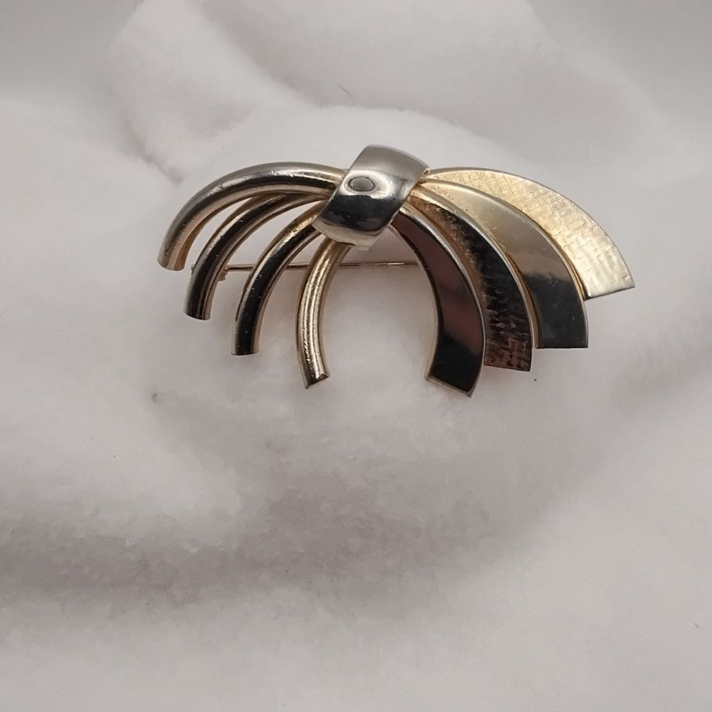Vintage 1970s Abstract Ribbon Brooch |Gold-Tone Modernist Mid Century Jewelry